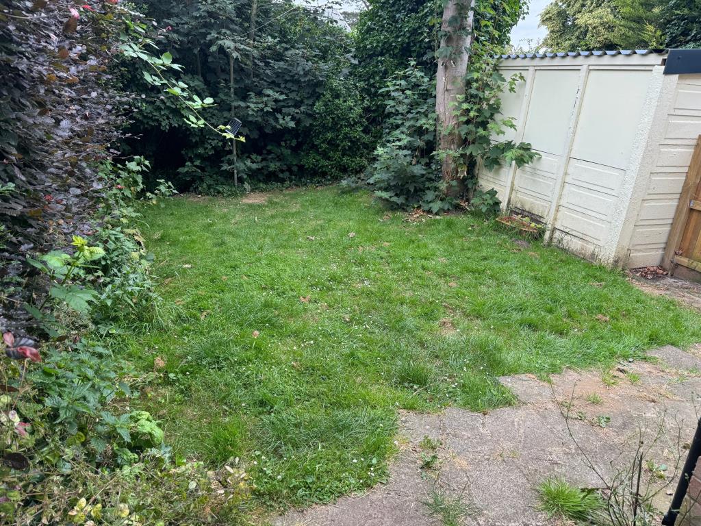 Lot: 50 - FIVE-BEDROOM SEMI-DETACHED HOUSE FOR IMPROVEMENT - Rear garden